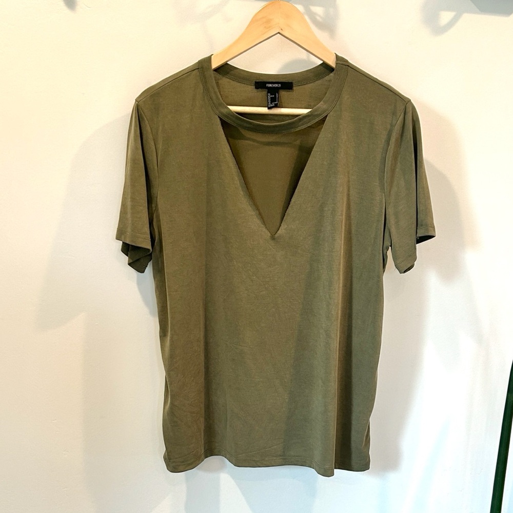 Forever 21 Triangle Cut Out V-Neck Women's Tee - Picture 11 of 12